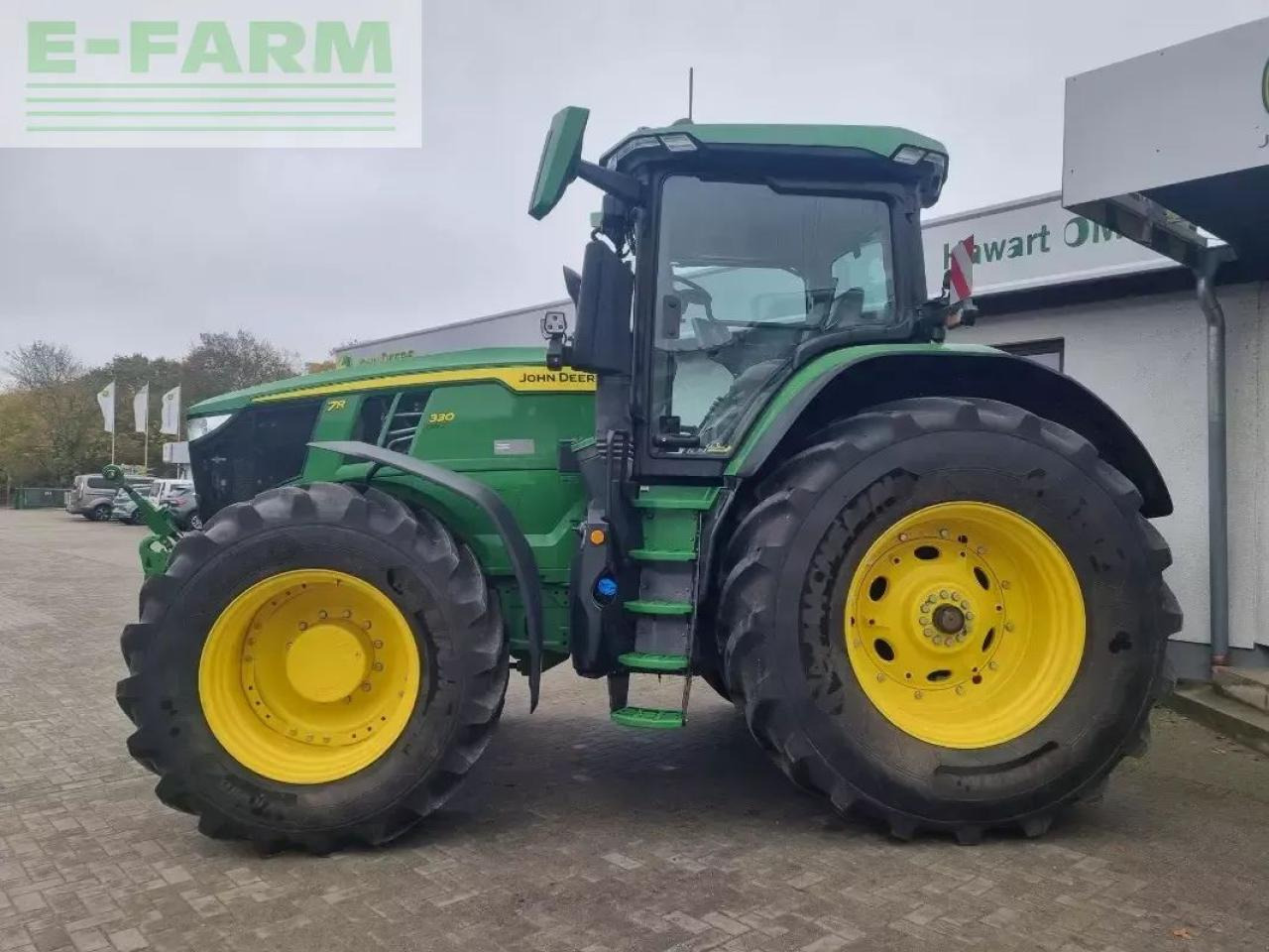 John Deere 7r 330 my23 ap 50 - Farm tractor: picture 2 John Deere 7r 330 my23 ap 50 - Farm tractor: picture 2