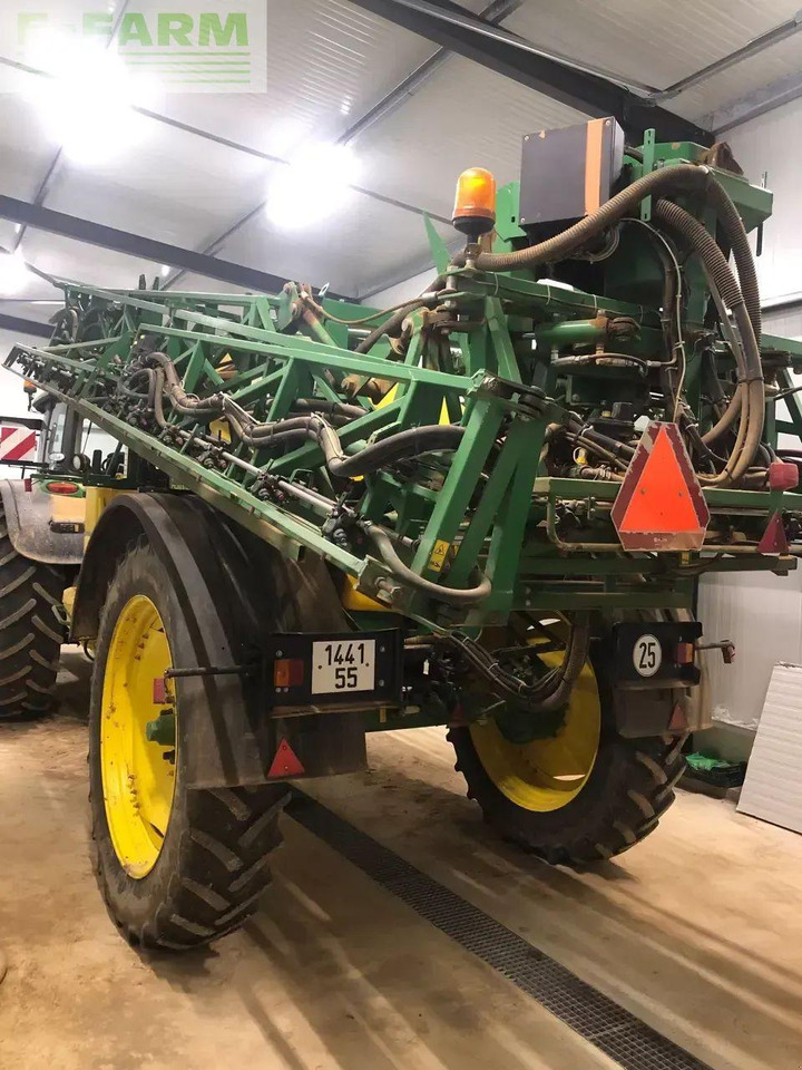 John Deere 832 - Trailed sprayer: picture 4 John Deere 832 - Trailed sprayer: picture 4