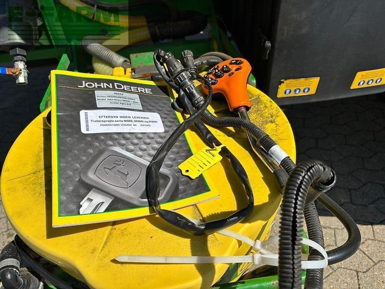 John Deere m952i - Trailed sprayer: picture 3 John Deere m952i - Trailed sprayer: picture 3