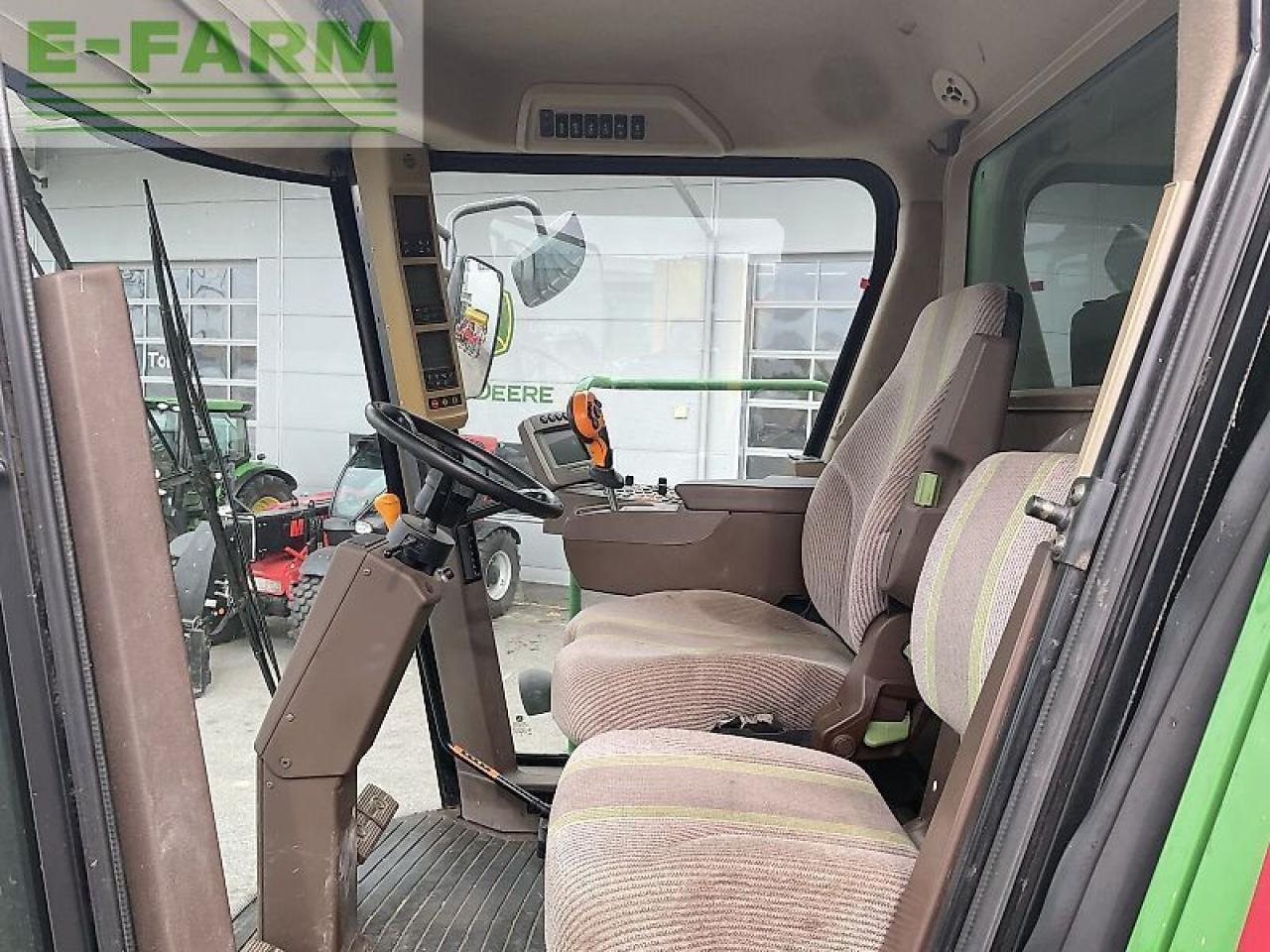 John Deere t560hm - Combine harvester: picture 2 John Deere t560hm - Combine harvester: picture 2