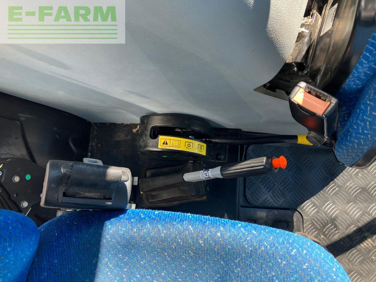 Farm tractor New Holland TD5.85: picture 26