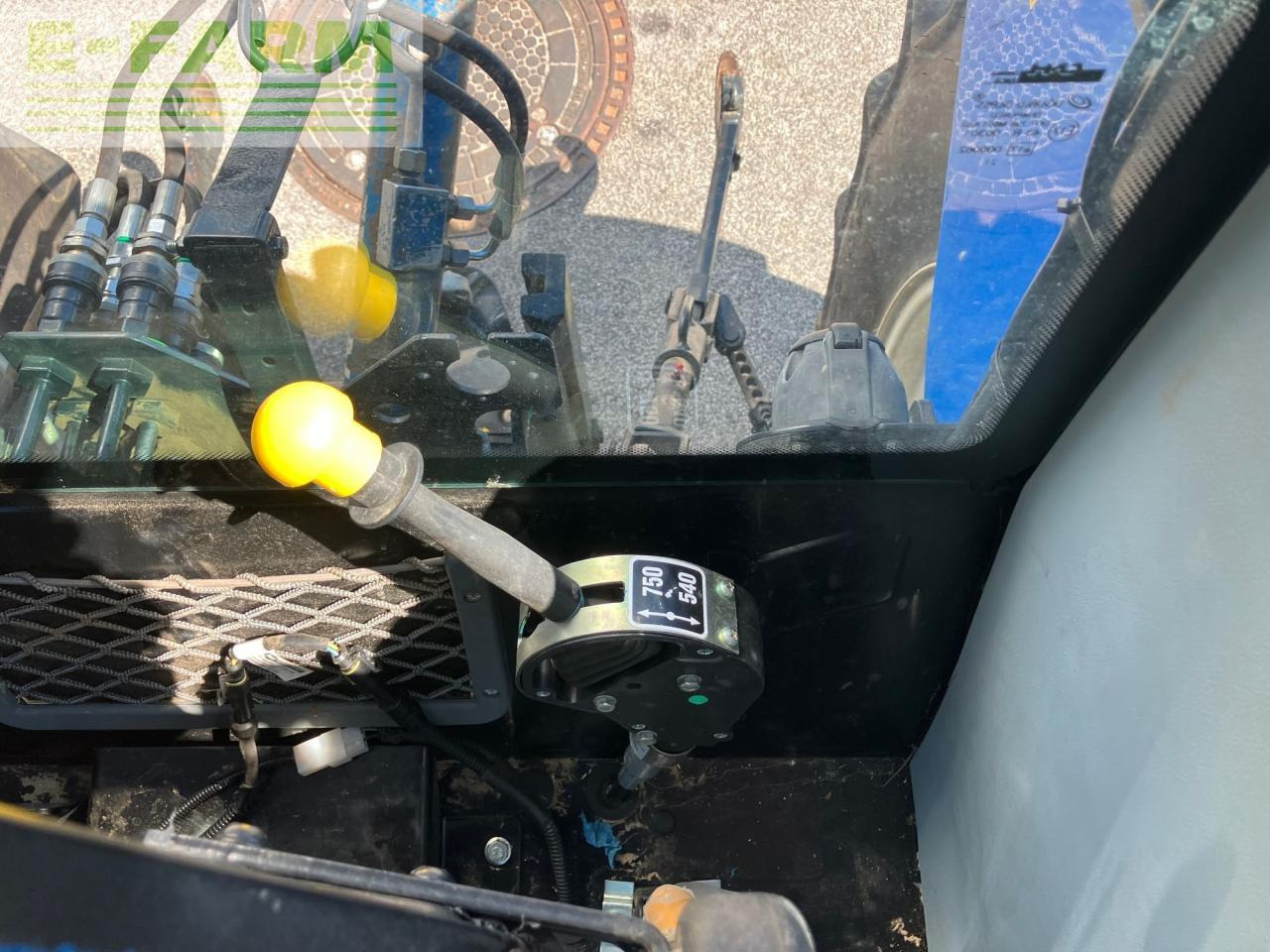 Farm tractor New Holland TD5.85: picture 37