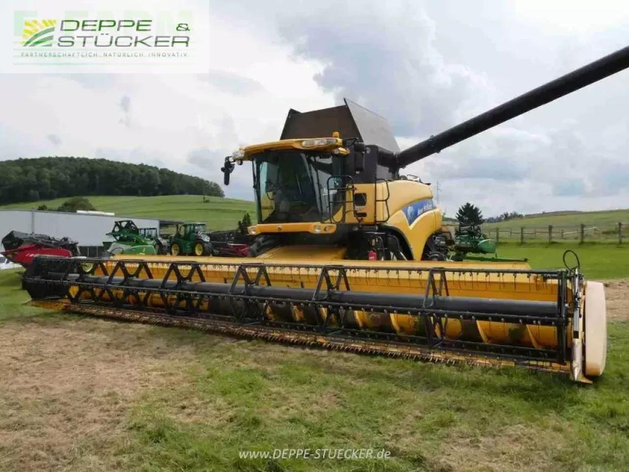 New Holland cr 9090 elevation - Combine harvester: picture 3 New Holland cr 9090 elevation - Combine harvester: picture 3