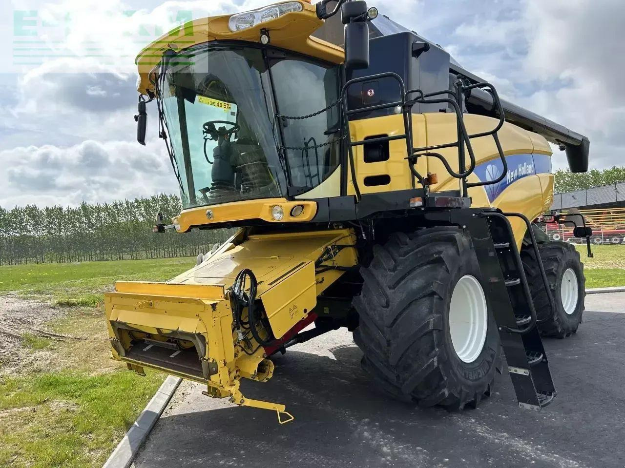 New Holland cx 8090 - Combine harvester: picture 2 New Holland cx 8090 - Combine harvester: picture 2