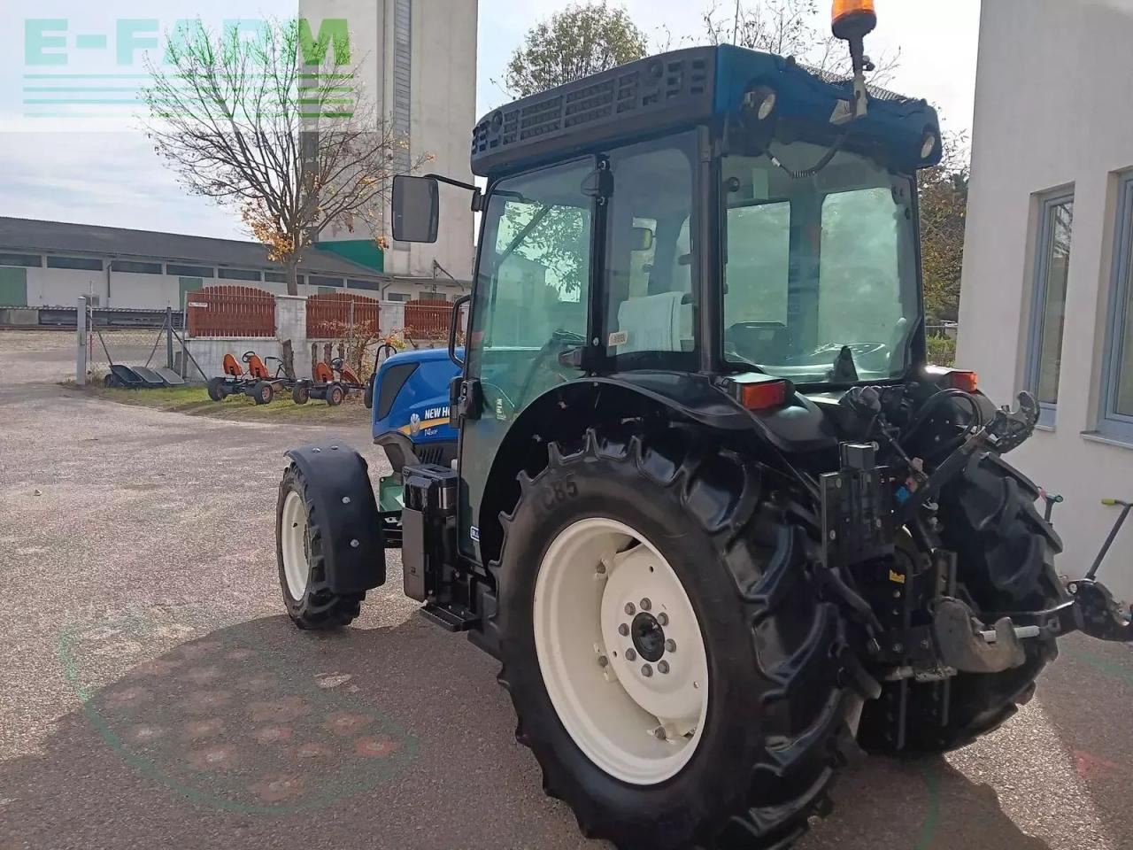 New Holland t4.90 f F - Farm tractor: picture 4 New Holland t4.90 f F - Farm tractor: picture 4