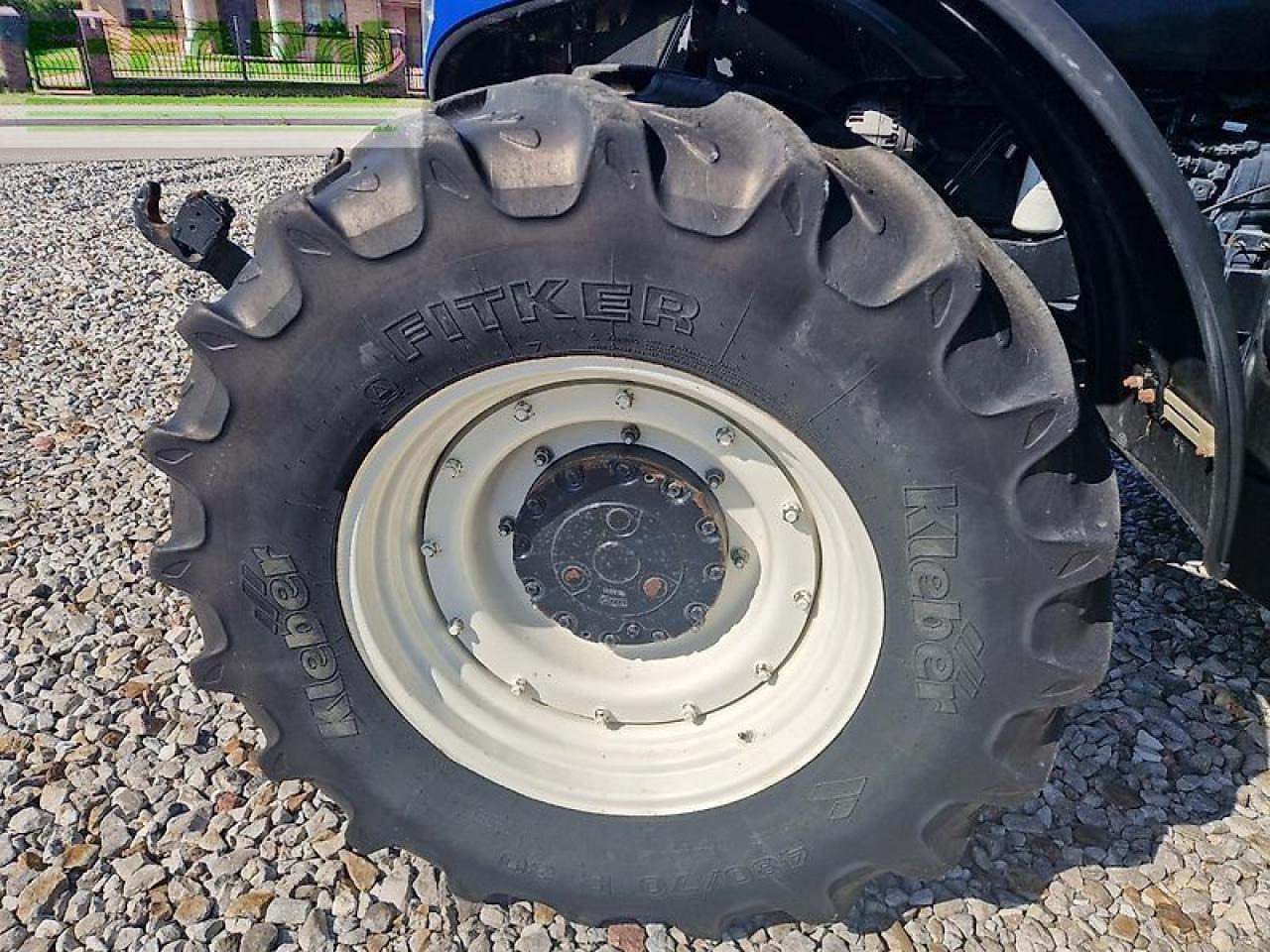 Farm tractor New Holland t7.260: picture 22