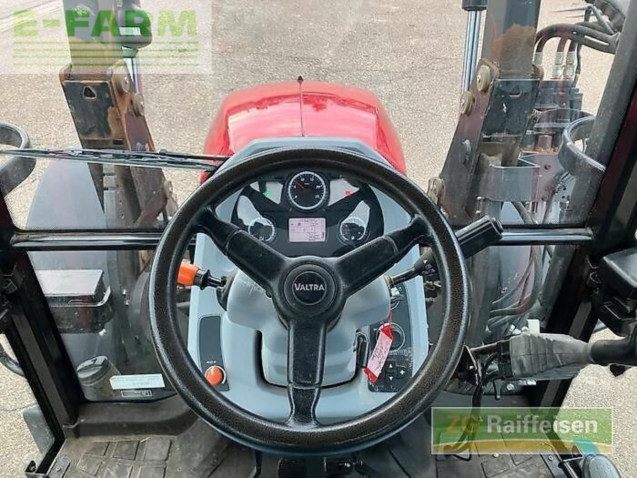 Farm tractor Valtra a104 mit frontlader: picture 11