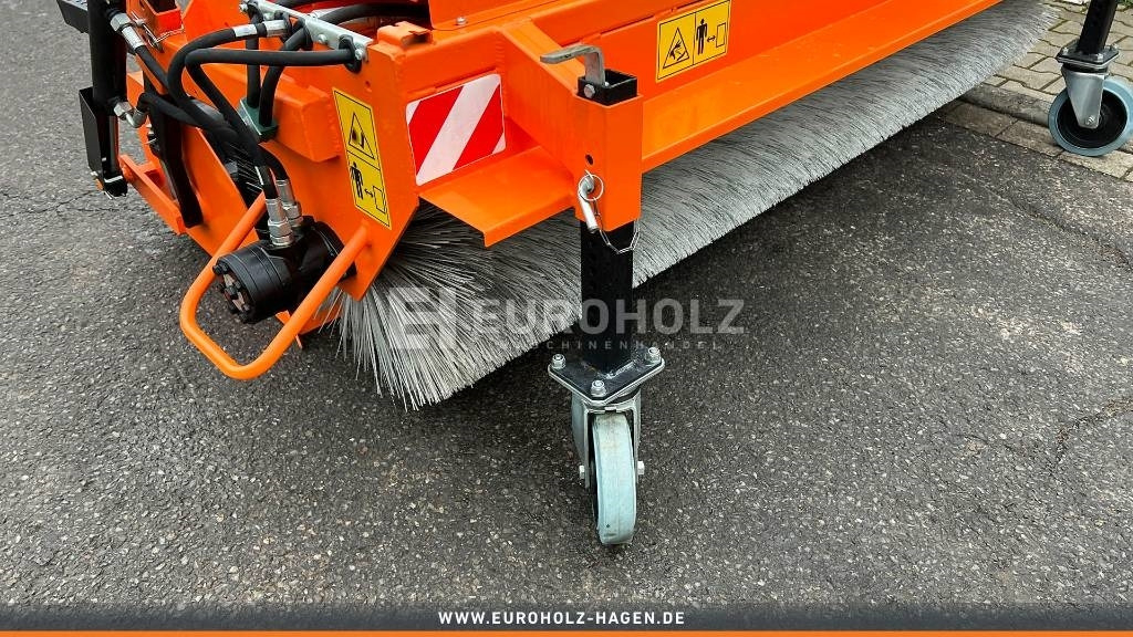Kehrmaschine ZM2000 Stapleraufnahme  - Broom for Municipal/ Special vehicle: picture 4 Kehrmaschine ZM2000 Stapleraufnahme  - Broom for Municipal/ Special vehicle: picture 4
