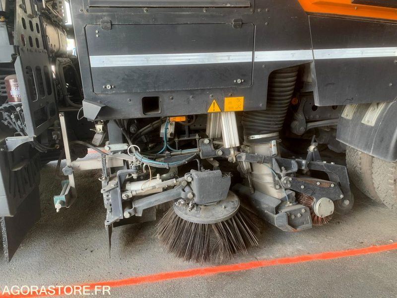 BALAYEUSE COMPOSÉE D'UN PORTEUR MERCEDES ET D'UN SYSTÈME DE BALAYAGE SCHMIDT - Road sweeper: picture 3 BALAYEUSE COMPOSÉE D'UN PORTEUR MERCEDES ET D'UN SYSTÈME DE BALAYAGE SCHMIDT - Road sweeper: picture 3