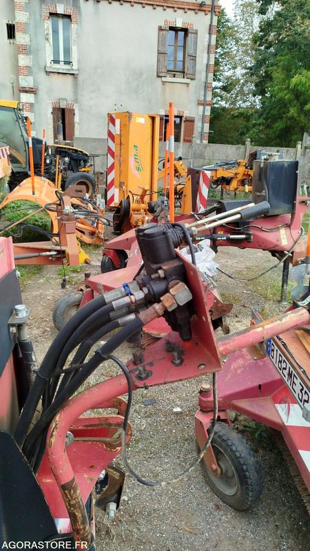 Balayeuse tractée - Rabaud - 72050C - Construction equipment: picture 1 Balayeuse tractée - Rabaud - 72050C - Construction equipment: picture 1
