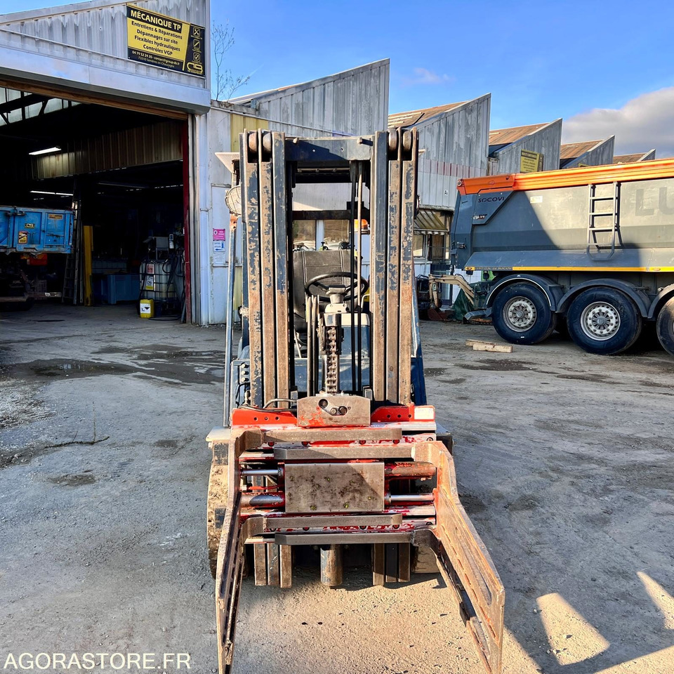 CHARIOT ÉLÉVATEUR À GAZ KOMATSU FG25T-11E AVEC PINCES - 1995 / 7938 HEURES - Diesel forklift: picture 5 CHARIOT ÉLÉVATEUR À GAZ KOMATSU FG25T-11E AVEC PINCES - 1995 / 7938 HEURES - Diesel forklift: picture 5