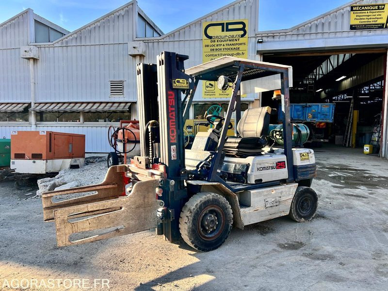 CHARIOT ÉLÉVATEUR À GAZ KOMATSU FG25T-11E AVEC PINCES - 1995 / 7938 HEURES - Diesel forklift: picture 1 CHARIOT ÉLÉVATEUR À GAZ KOMATSU FG25T-11E AVEC PINCES - 1995 / 7938 HEURES - Diesel forklift: picture 1