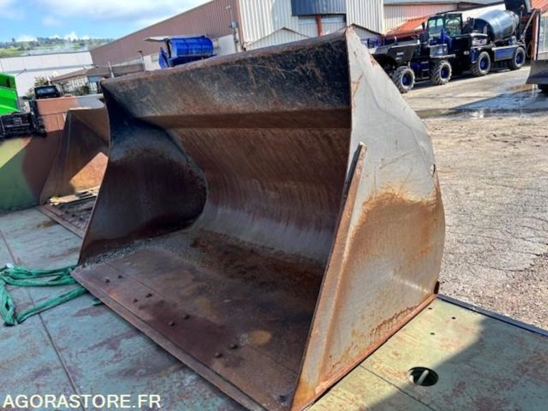 GODET DE CHARGEUR 2800 LITRES EN ATTACHE TYPE VOLVO - Loader bucket: picture 1 GODET DE CHARGEUR 2800 LITRES EN ATTACHE TYPE VOLVO - Loader bucket: picture 1