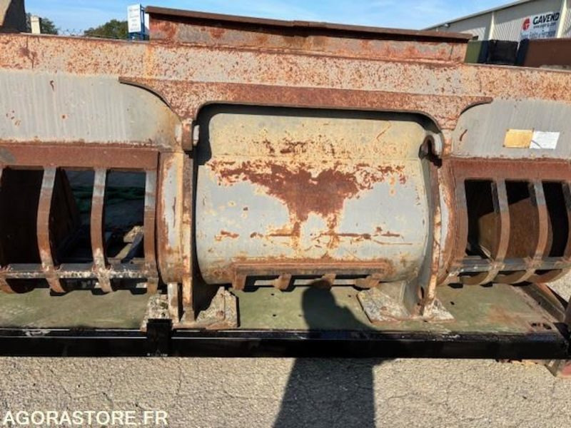 GODET SCELETTE 2.5 M3 DE CHARGEUR EN ATTACHE TYPE VOLVO - Loader bucket: picture 1 GODET SCELETTE 2.5 M3 DE CHARGEUR EN ATTACHE TYPE VOLVO - Loader bucket: picture 1