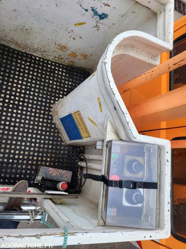 FOURGON NACELLE PL sans contrôle technique - Material handling equipment: picture 4 FOURGON NACELLE PL sans contrôle technique - Material handling equipment: picture 4