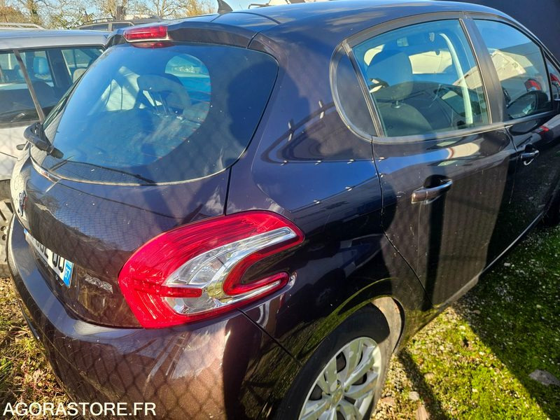 PEUGEOT 208 1.2 PURETECH 82CV - Car: picture 4 PEUGEOT 208 1.2 PURETECH 82CV - Car: picture 4