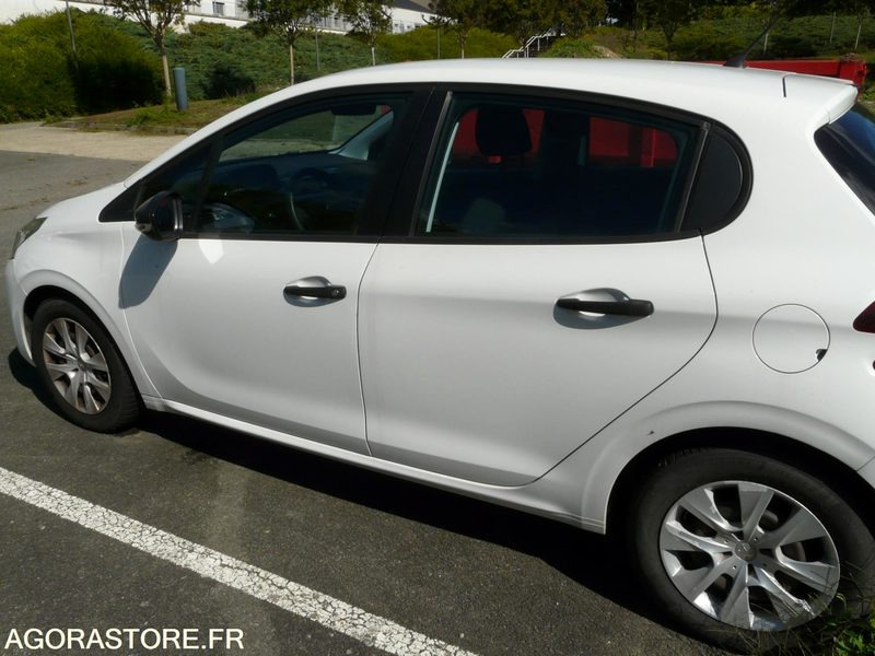 PEUGEOT 208 DX190CZ - Car: picture 4 PEUGEOT 208 DX190CZ - Car: picture 4