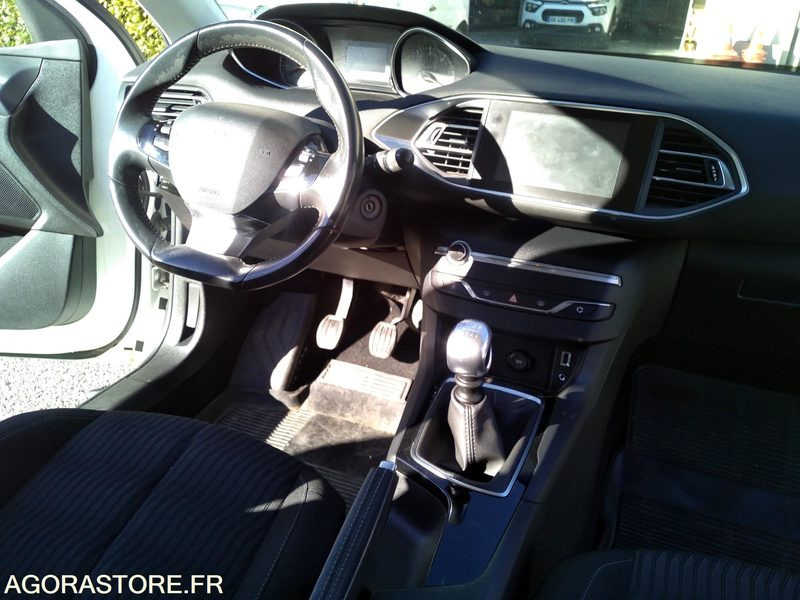 Peugeot 308 1.6 Blue Hdi 120 - 2014 - 168240 KM - Car: picture 4 Peugeot 308 1.6 Blue Hdi 120 - 2014 - 168240 KM - Car: picture 4