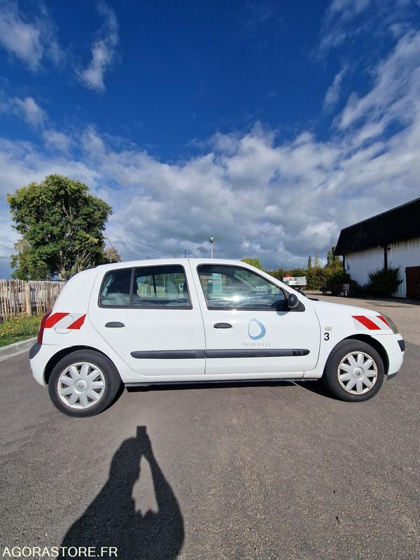 RENAULT CLIO 2 - LOT N°1 - Car: picture 5 RENAULT CLIO 2 - LOT N°1 - Car: picture 5