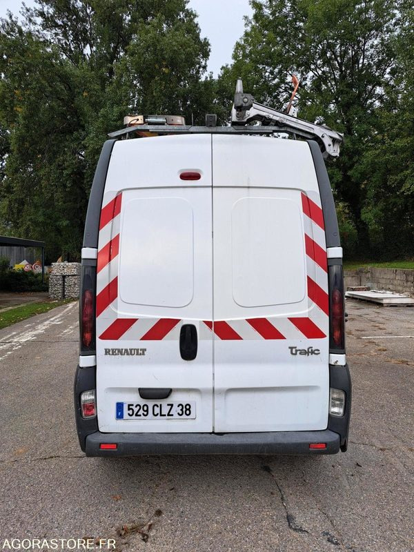 Renault Trafic - 2005 - 79515kms - 529 CLZ 38 - Panel van: picture 4 Renault Trafic - 2005 - 79515kms - 529 CLZ 38 - Panel van: picture 4