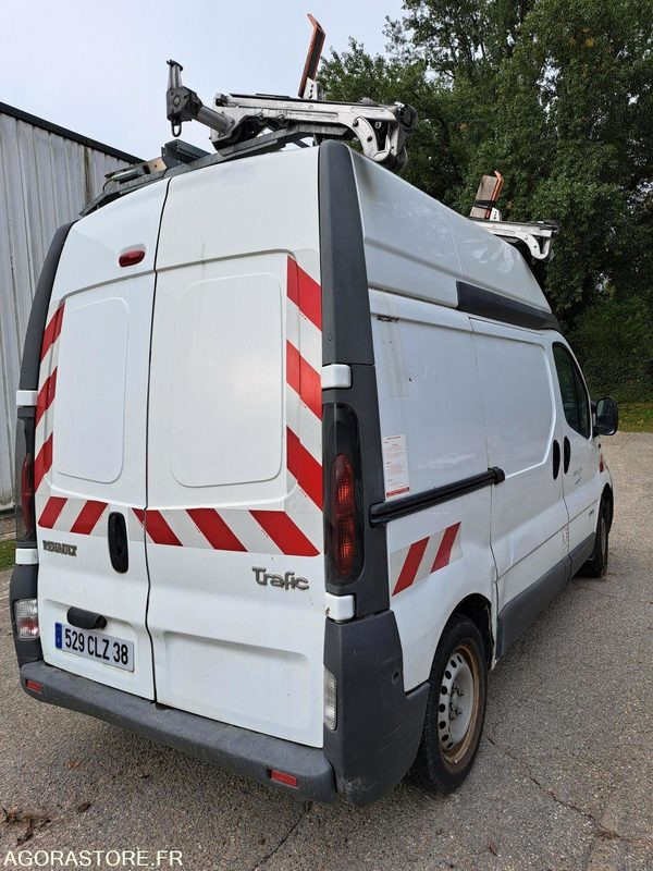 Renault Trafic - 2005 - 79515kms - 529 CLZ 38 - Panel van: picture 2 Renault Trafic - 2005 - 79515kms - 529 CLZ 38 - Panel van: picture 2