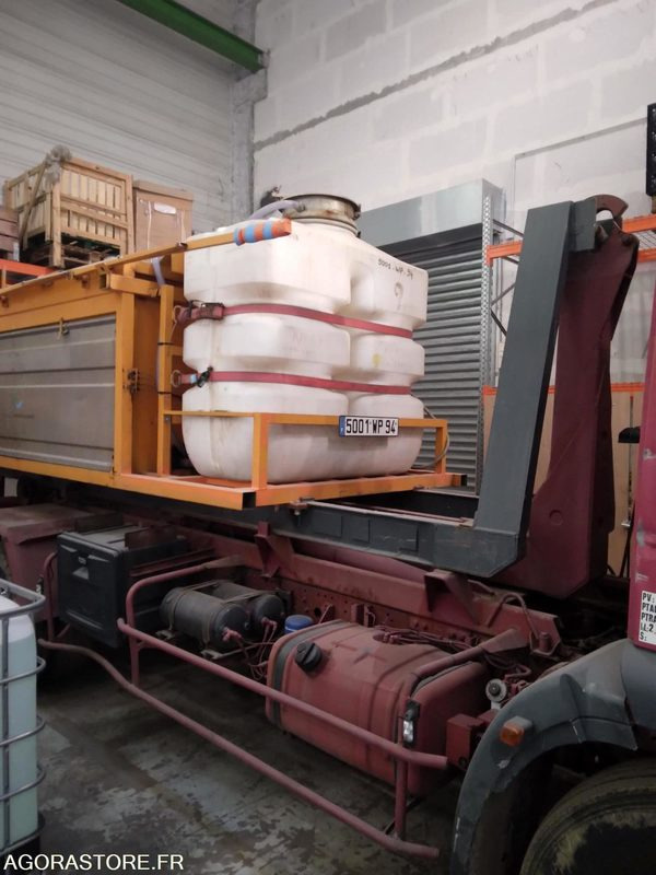 Camion poids lourd IVECO avec saleuse ACOMETIS (non roulant) - Truck: picture 3 Camion poids lourd IVECO avec saleuse ACOMETIS (non roulant) - Truck: picture 3