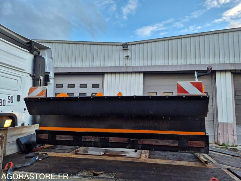 MERCEDES UNIMOG + LAME + SALEUSE 276590 KM 1973 - Truck: picture 5 MERCEDES UNIMOG + LAME + SALEUSE 276590 KM 1973 - Truck: picture 5