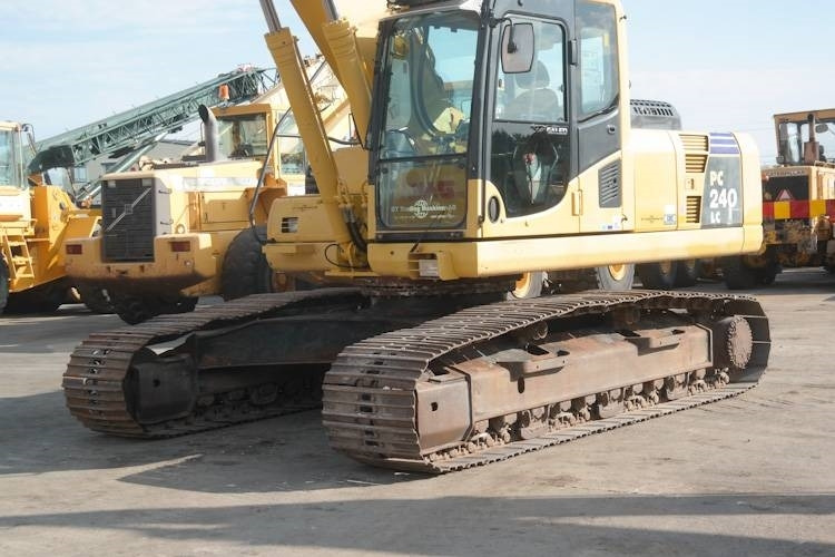 Crawler excavator Komatsu PC 240-8: picture 14