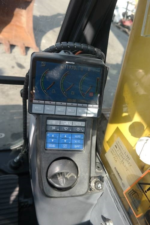 Crawler excavator Komatsu PC 240-8: picture 17