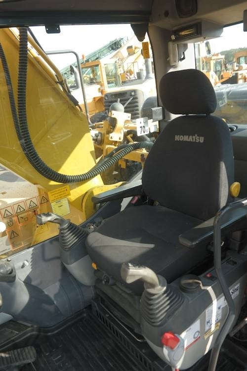 Crawler excavator Komatsu PC 240-8: picture 16