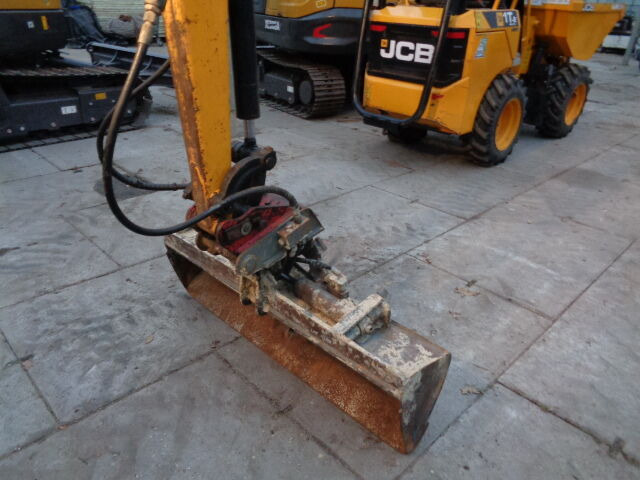 Mini excavator JCB 8018: picture 6