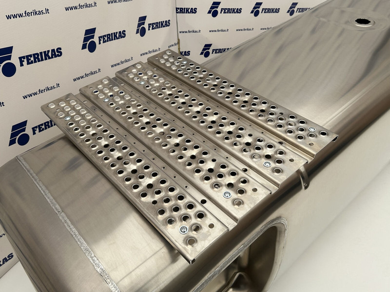 Mercedes-Benz Fuel tank 720L + 75L AdBlue - Fuel tank for Truck: picture 4 Mercedes-Benz Fuel tank 720L + 75L AdBlue - Fuel tank for Truck: picture 4