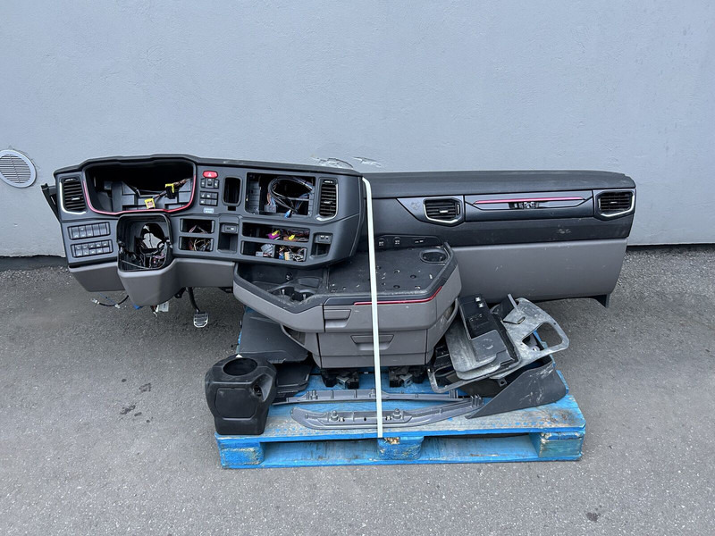 Scania complete dashboard - Bumper for Truck: picture 1 Scania complete dashboard - Bumper for Truck: picture 1