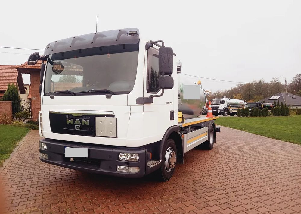 MAN TGL 12 220 !! EURO 5 !!! - Tank truck: picture 3 MAN TGL 12 220 !! EURO 5 !!! - Tank truck: picture 3