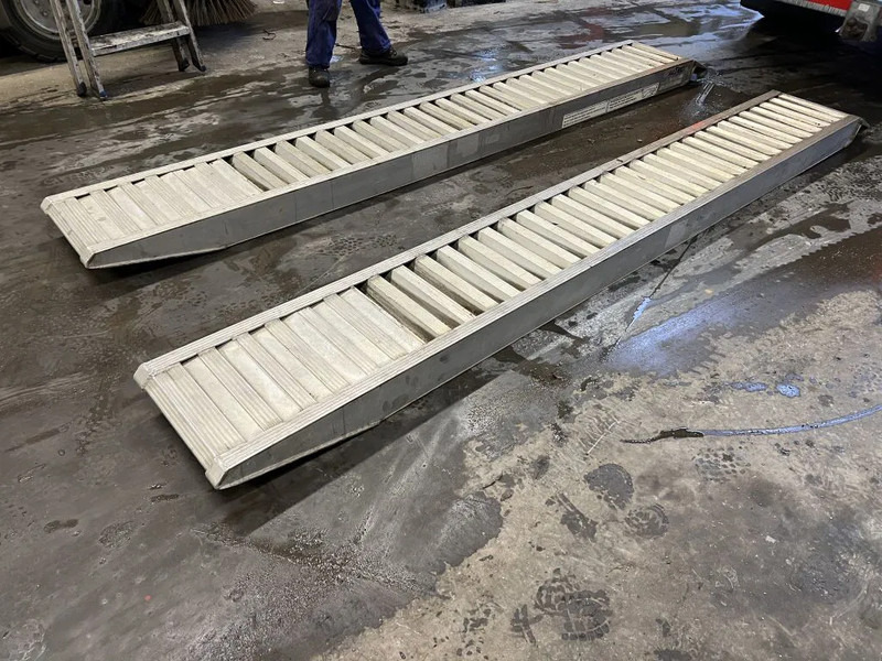 Altec OPRIJPLATEN (RAMPEN) 3,65 METER LANG - Attachment: picture 1 Altec OPRIJPLATEN (RAMPEN) 3,65 METER LANG - Attachment: picture 1