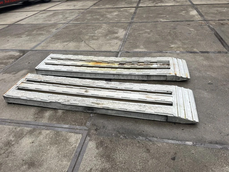 Onbekend 2x oprijplaat 240cm lang 50cm breed 10cm dik - Attachment: picture 4 Onbekend 2x oprijplaat 240cm lang 50cm breed 10cm dik - Attachment: picture 4