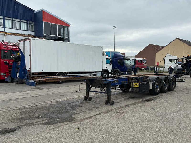 Renders EURO 800 - MULTCHASSIS - 3x BPW AXLE + 2 LIFTING AXLES - Container transporter/ Swap body semi-trailer: picture 1 Renders EURO 800 - MULTCHASSIS - 3x BPW AXLE + 2 LIFTING AXLES - Container transporter/ Swap body semi-trailer: picture 1