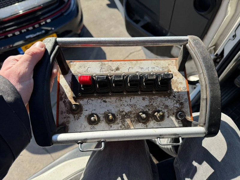 Tipper, Crane truck Volvo FM 330 6X2 - EURO 5 + ATLAS 126.3E A2 + REMOTE + LIFT/STEERING AXLE: picture 16 Tipper, Crane truck Volvo FM 330 6X2 - EURO 5 + ATLAS 126.3E A2 + REMOTE + LIFT/STEERING AXLE: picture 16