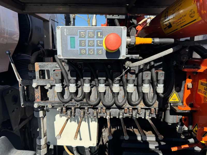 Tipper, Crane truck Volvo FM 330 6X2 - EURO 5 + ATLAS 126.3E A2 + REMOTE + LIFT/STEERING AXLE: picture 17 Tipper, Crane truck Volvo FM 330 6X2 - EURO 5 + ATLAS 126.3E A2 + REMOTE + LIFT/STEERING AXLE: picture 17