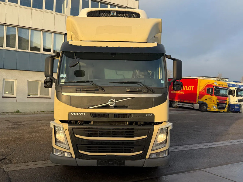 Volvo FM 370 6X2 EURO 6 + THERMO KING T-1200R + DHOLLANDIA 2.000 KG - Refrigerator truck: picture 2 Volvo FM 370 6X2 EURO 6 + THERMO KING T-1200R + DHOLLANDIA 2.000 KG - Refrigerator truck: picture 2