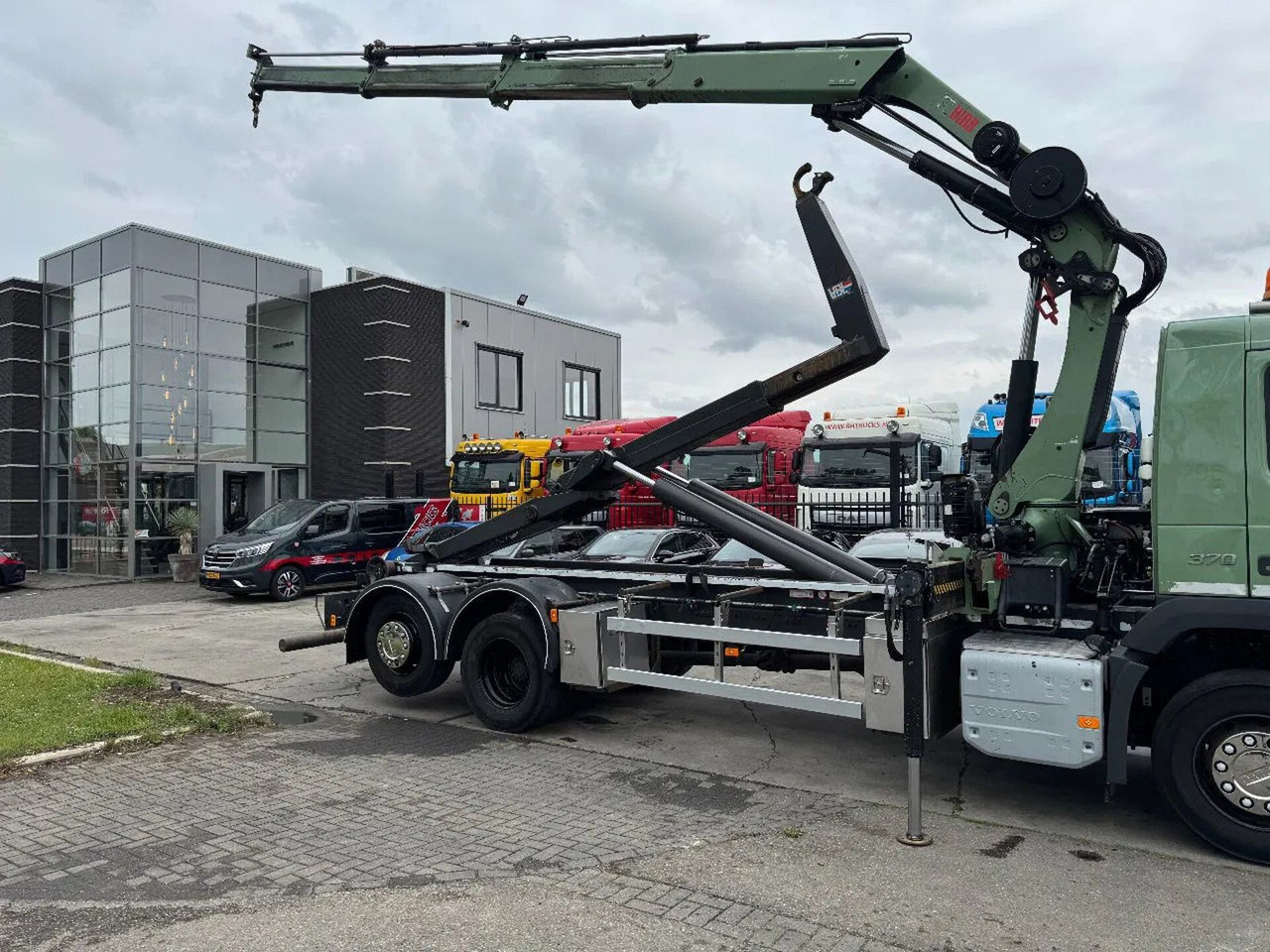 Volvo FM 370 6X2 VDL 21T HOOK + HIAB 211 + REMOTE CONT - Crane truck: picture 4 Volvo FM 370 6X2 VDL 21T HOOK + HIAB 211 + REMOTE CONT - Crane truck: picture 4