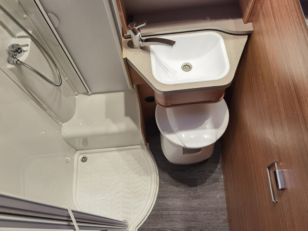 Semi-integrated motorhome Weinsberg CARACOMPACT 640 MEG EDITION-PEPPER /-MODELL 2026: picture 22 Semi-integrated motorhome Weinsberg CARACOMPACT 640 MEG EDITION-PEPPER /-MODELL 2026: picture 22