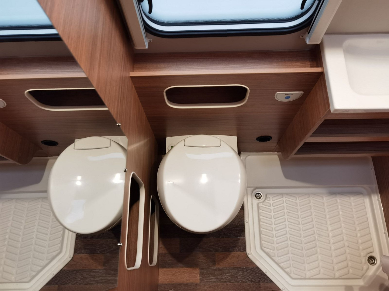 Alcove motorhome Weinsberg CARAHOME 650 DG / 140 PS / TOP - AUSSTATTUNG: picture 24 Alcove motorhome Weinsberg CARAHOME 650 DG / 140 PS / TOP - AUSSTATTUNG: picture 24