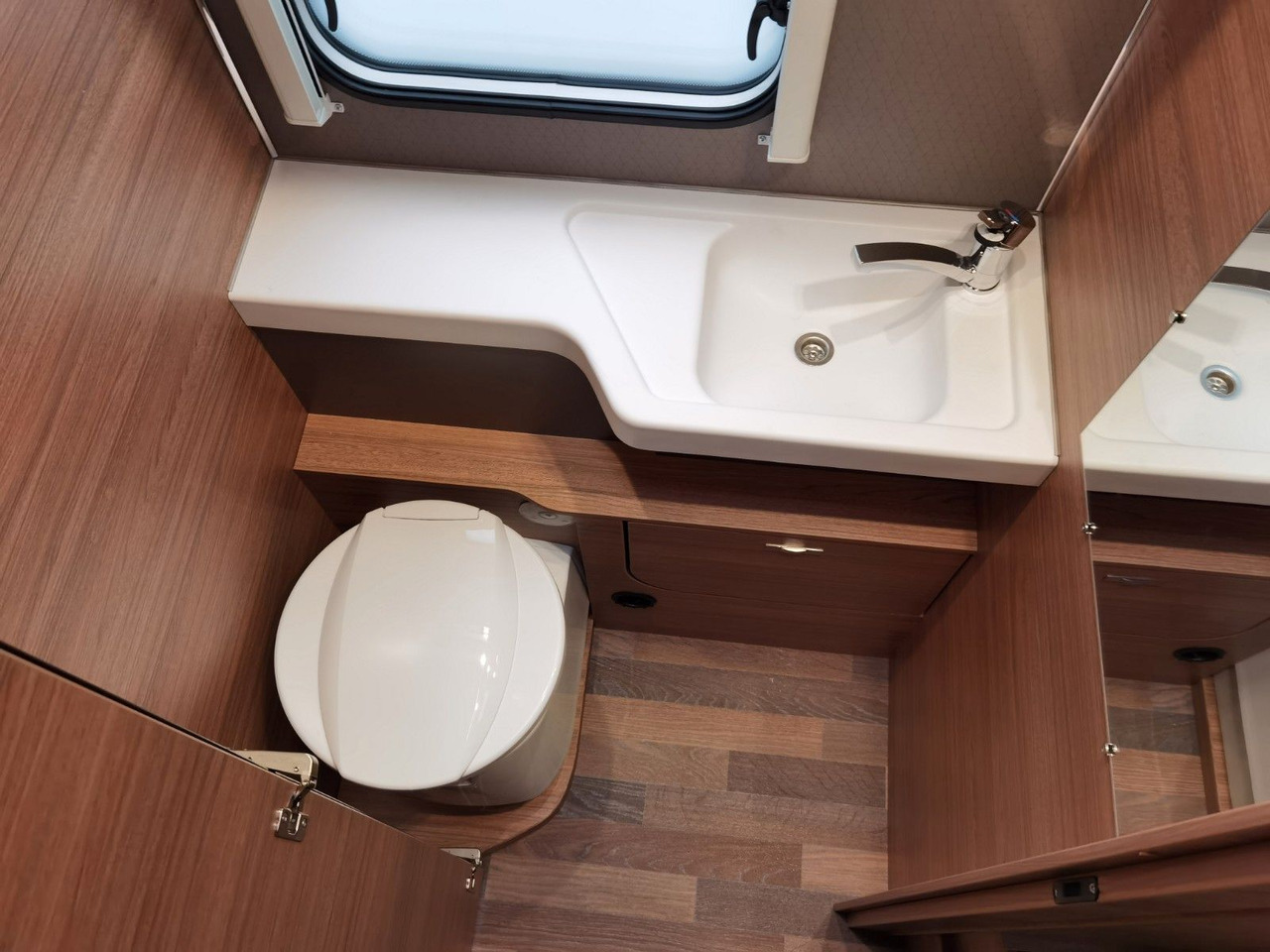 Semi-integrated motorhome Weinsberg CARASUITE 650 MG / 140PS / HECKBETT & HUBBETT: picture 28