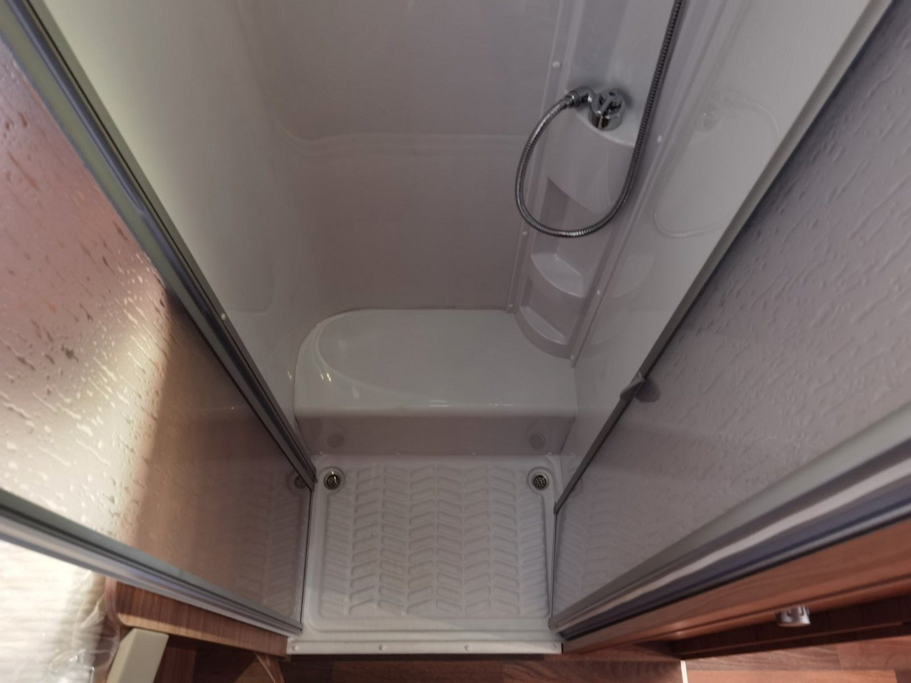 Semi-integrated motorhome Weinsberg CARASUITE 650 MG / 140PS / HECKBETT & HUBBETT: picture 26