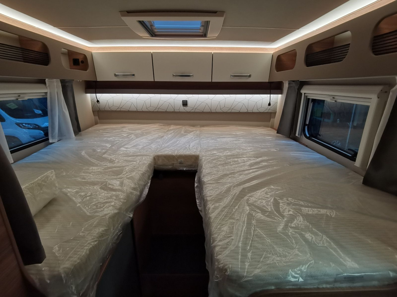 Semi-integrated motorhome Weinsberg CARASUITE 700 MEG /155PS /EINZELBETTEN & RAUMBAD: picture 18