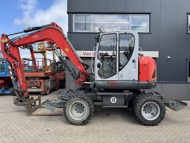 Neuson 9503 WD Mobiele Kraan 2009 Palletvork, Stenenklem, 2x Bak 8860hours Deutz Diesel - Mobile crane: picture 1 Neuson 9503 WD Mobiele Kraan 2009 Palletvork, Stenenklem, 2x Bak 8860hours Deutz Diesel - Mobile crane: picture 1