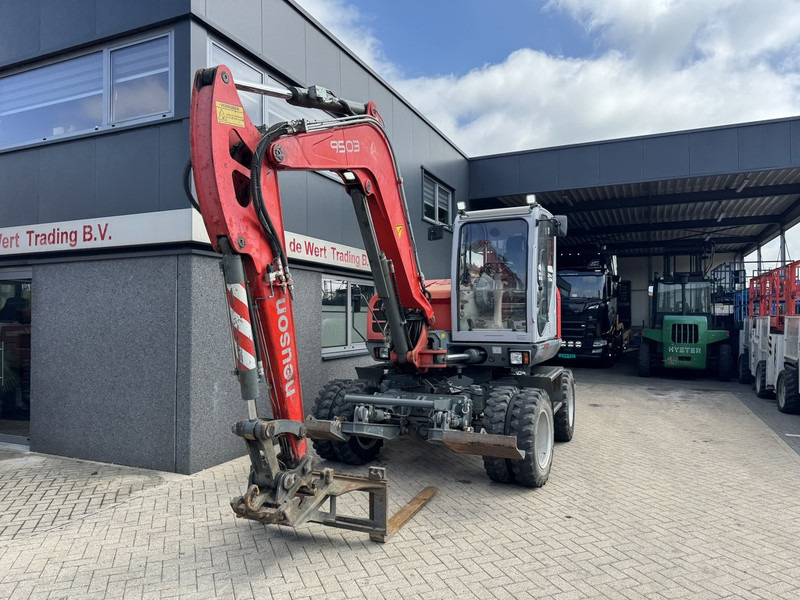 Neuson 9503 WD Mobiele Kraan 2009 Palletvork, Stenenklem, 2x Bak 8860hours Deutz Diesel - Mobile crane: picture 5 Neuson 9503 WD Mobiele Kraan 2009 Palletvork, Stenenklem, 2x Bak 8860hours Deutz Diesel - Mobile crane: picture 5