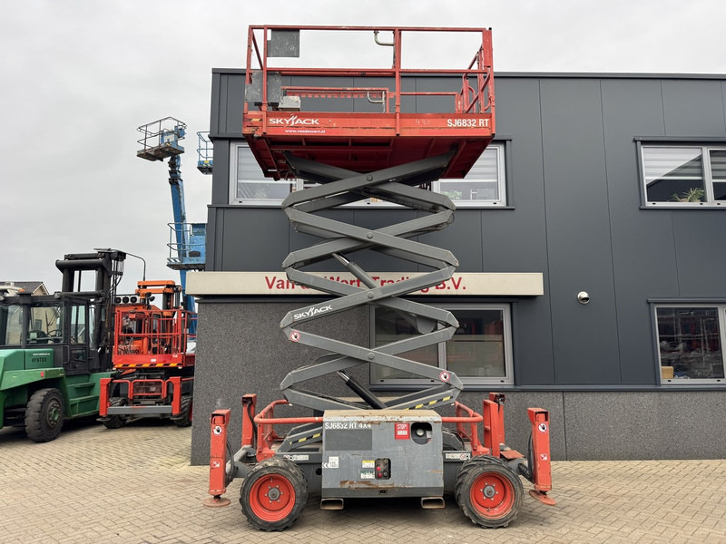 Skyjack SJ 6832RT Schaarhoogwerker / Scissor / Arbeitsbuhne 2015 4X4 Kubota Diesel 12M Werkhoogte - Scissor lift: picture 5 Skyjack SJ 6832RT Schaarhoogwerker / Scissor / Arbeitsbuhne 2015 4X4 Kubota Diesel 12M Werkhoogte - Scissor lift: picture 5
