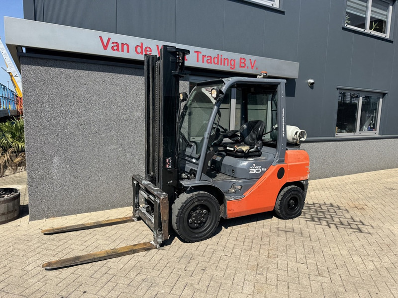 Toyota 02-8FGF30 - LPG forklift: picture 3 Toyota 02-8FGF30 - LPG forklift: picture 3